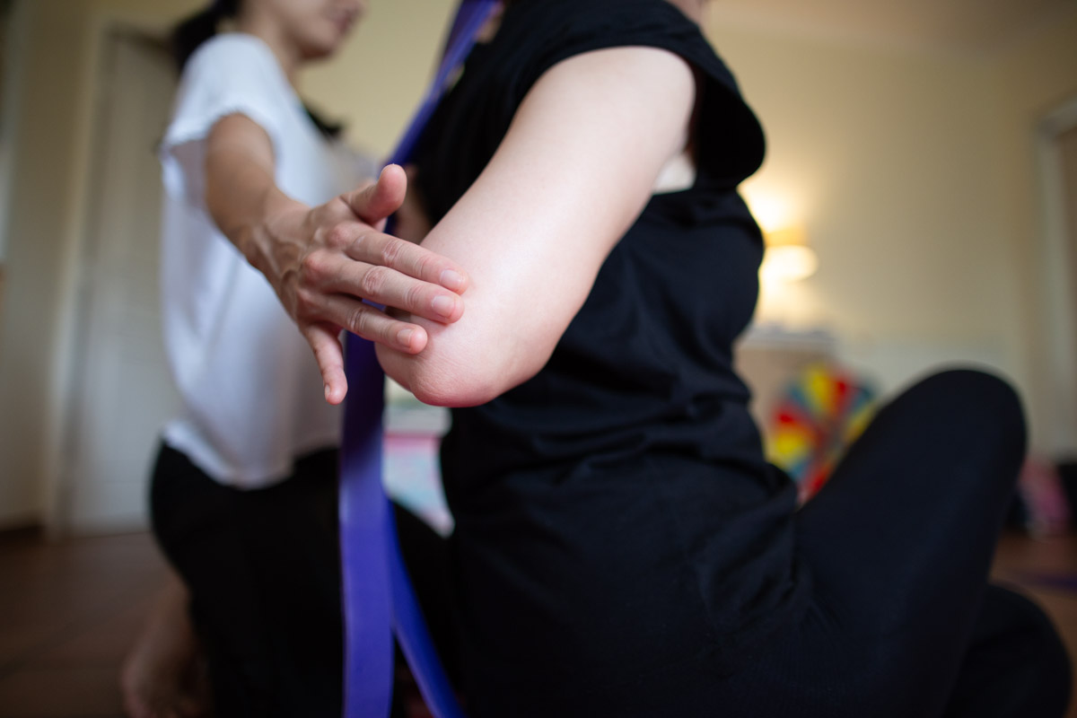 ramy-yoga-lessons-individual-at-home-1200px-034