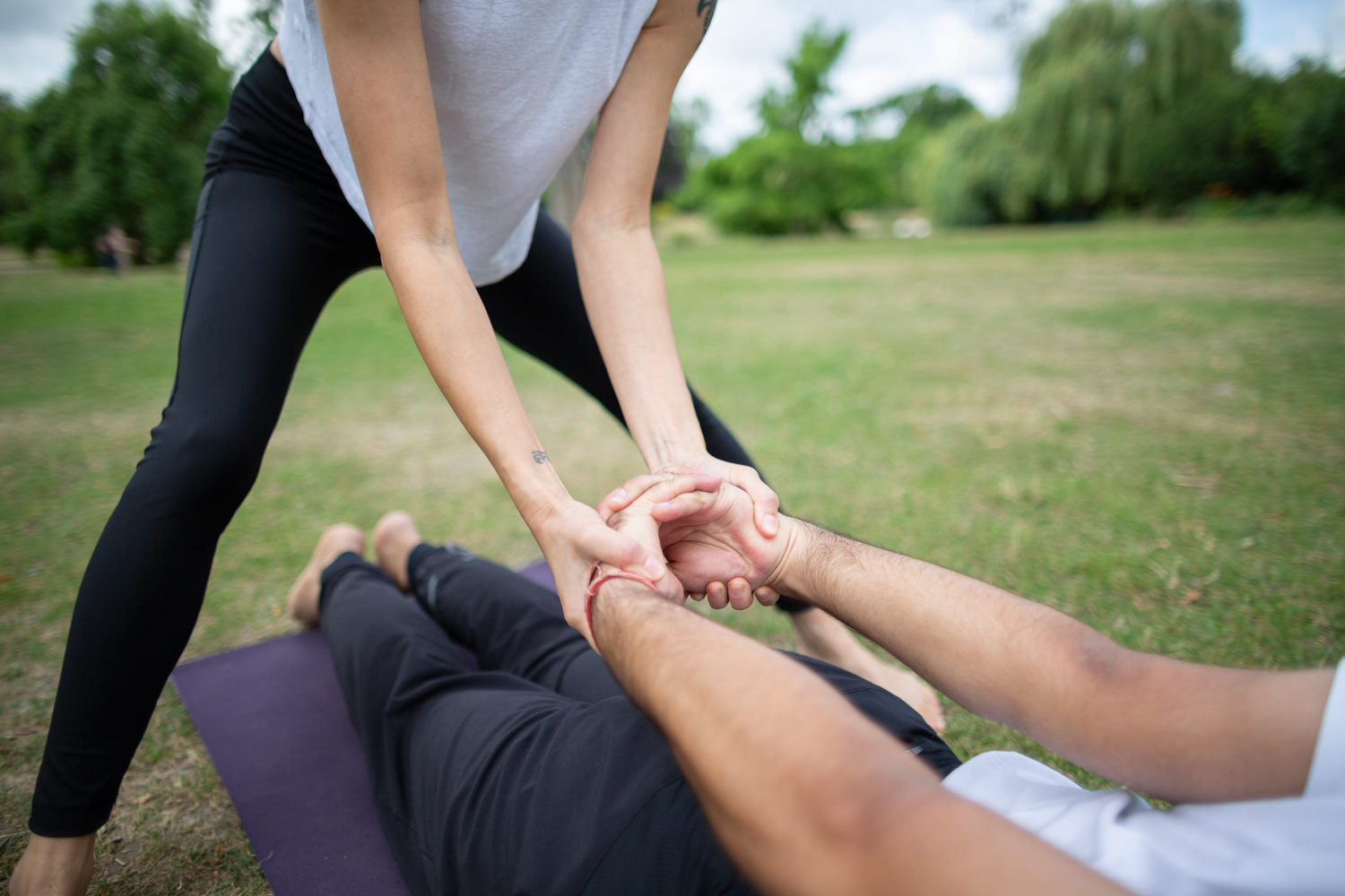ramy-yoga-lessons-outside-runner-sport-1500px-075