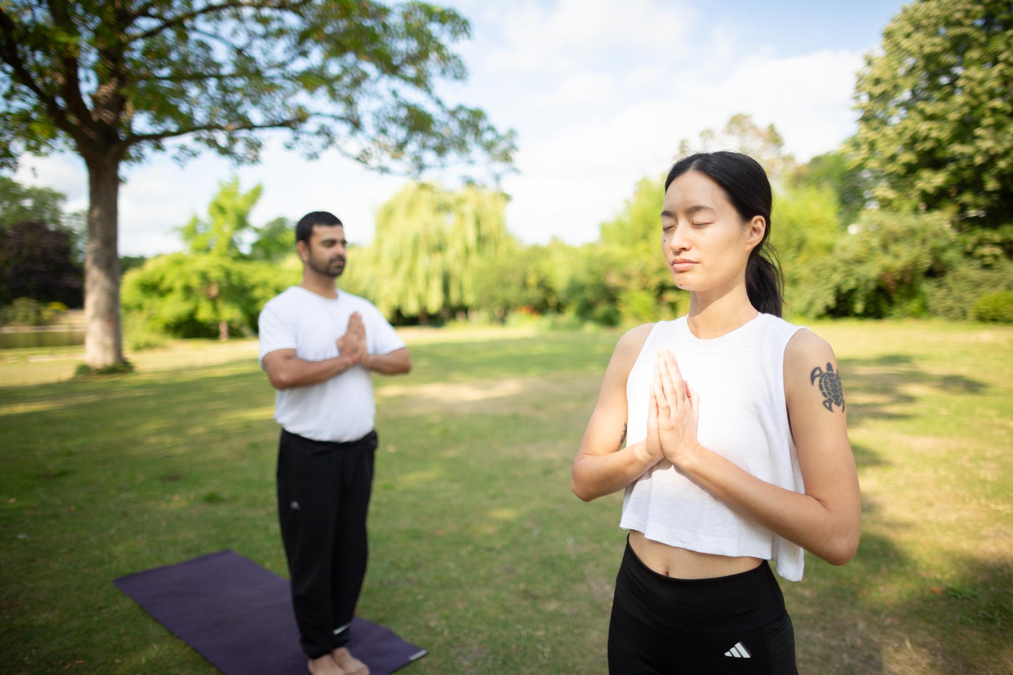 ramy-yoga-lessons-outside-runner-sport-2000px-023